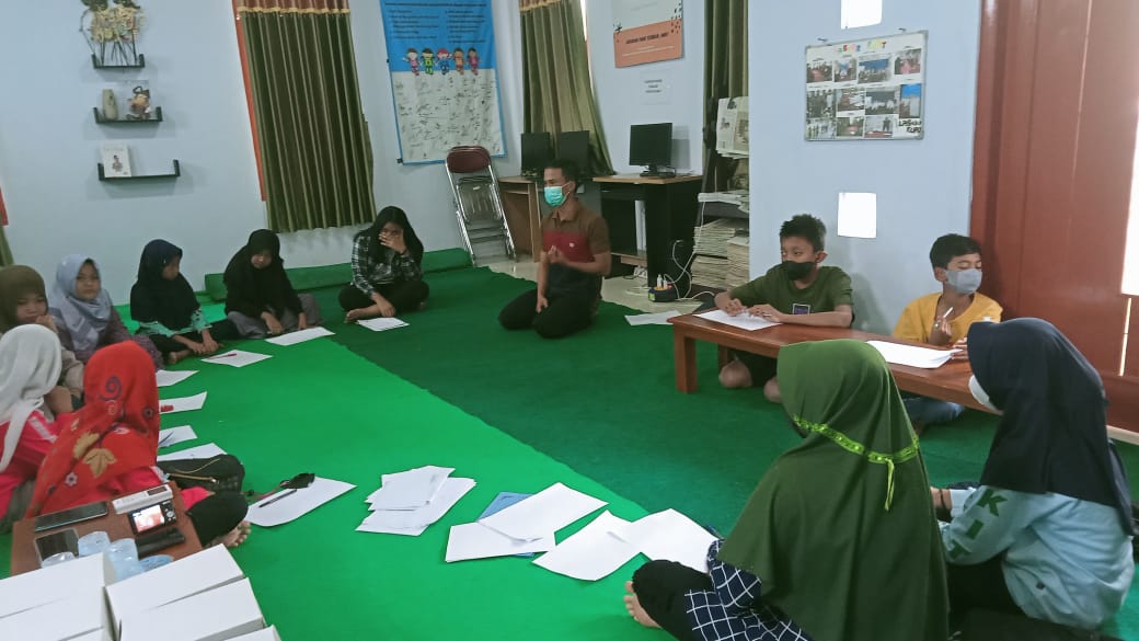 Generasi Muda Laskar Kuat Berlatih Membuat Karya Tulis Bersama